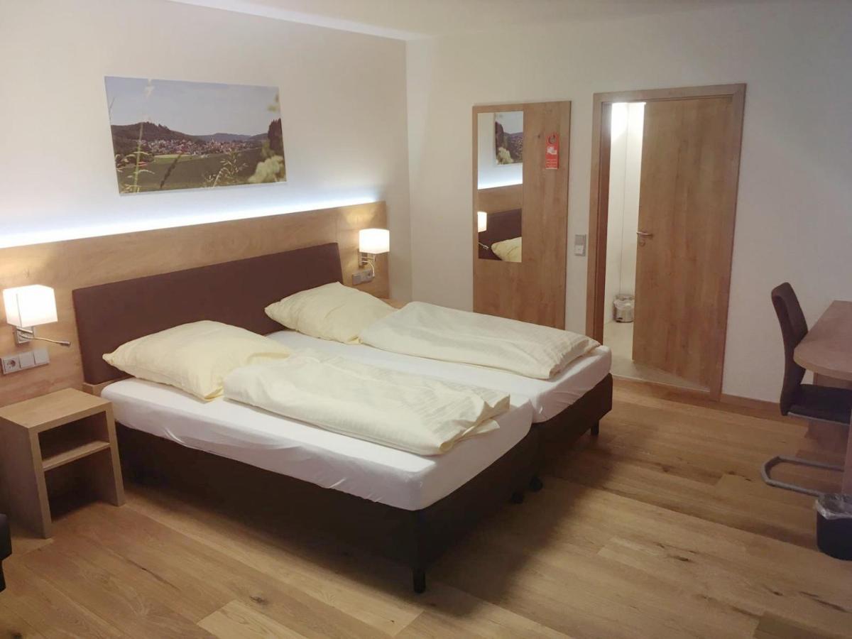 Hotel Gasthof Zum Loewen เวลบวร์ก ห้อง รูปภาพ